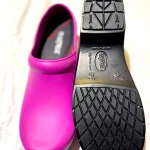 Women healthcare slip resistant new without tag